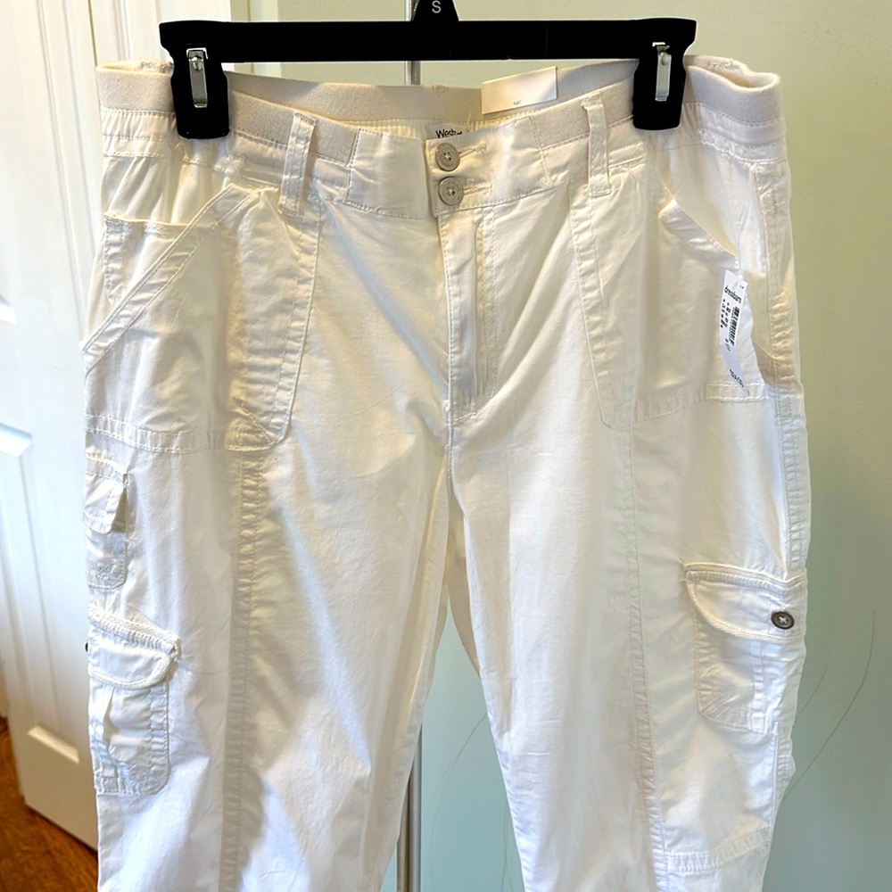 New! With Tags! Mid-Rise white Capri pants!